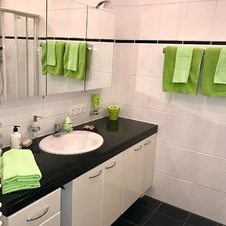 Gastewohnung Seeblick Mit Balkon In Thiede Mit Kuche Und Bad , Schnelles Internet