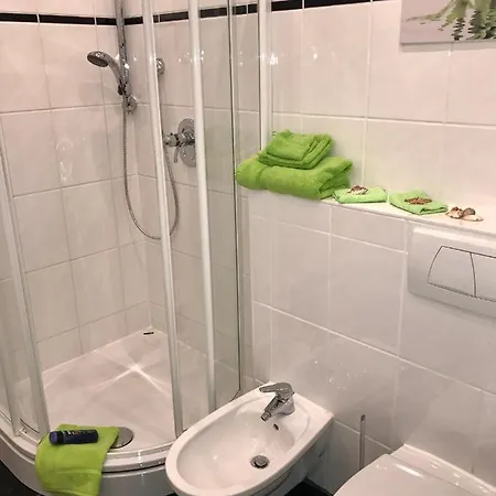 Apartamento Gastewohnung Seeblick Mit Balkon In Thiede Mit Kuche Und Bad , Schnelles Internet Salzgitter